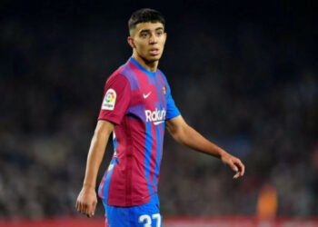 المغربي أخوماش ينهي الاتفاق مع نادٍ من الدوري الإنجليزي الممتاز