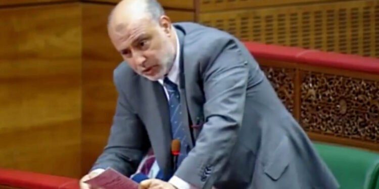 بنجلون يتحدى خصومه في قضية إخفاء وثيقة تمنعه من الترشح للرئاسة