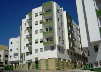 منازل وشقق سكنية