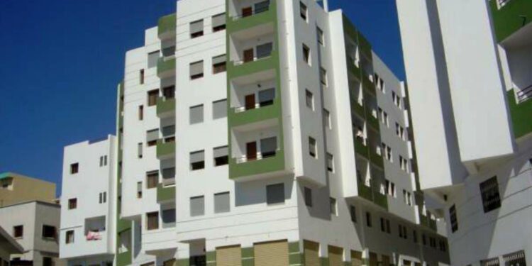 منازل وشقق سكنية