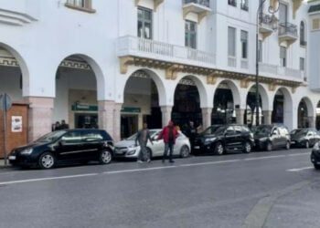 إغلاق محلات تجارية