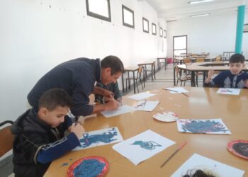 أطفال يرسمون