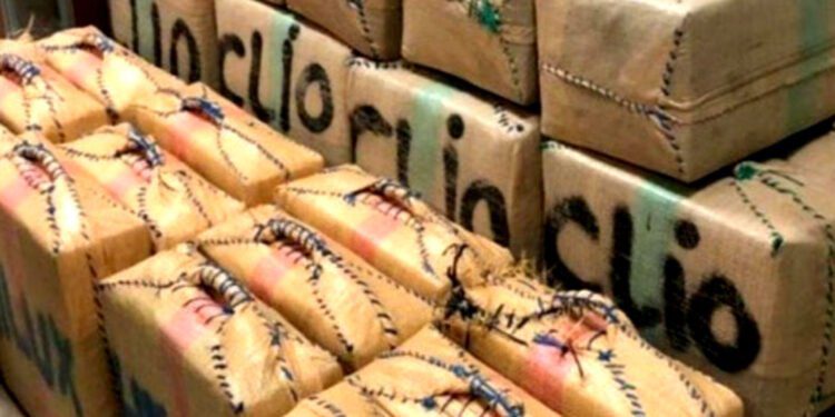 قارب محمل بالحشيش