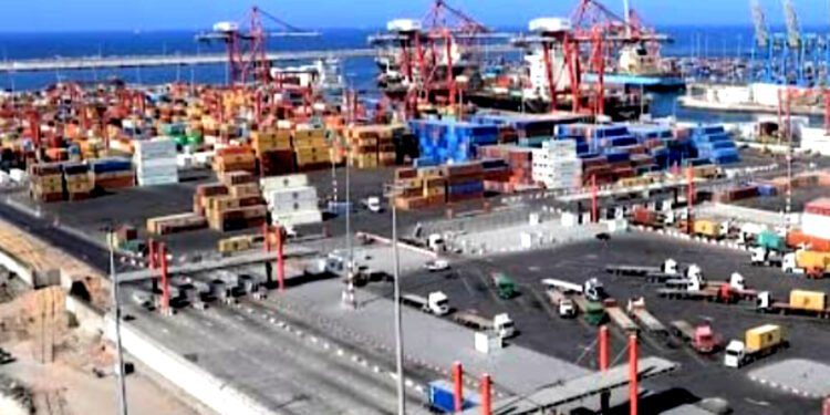 ميناء تجاري