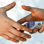 الرقم الأخضر يطيح بعون سلطة متلبسا بتلقي رشوة