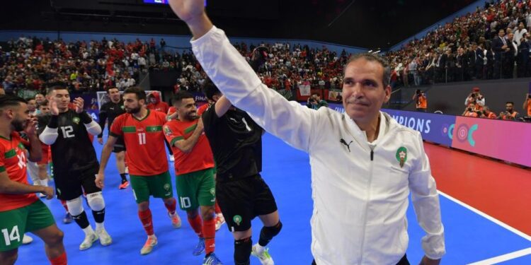 هكذا ارتقى هشام الدكيك بكرة القدم داخل القاعة إلى العالمية