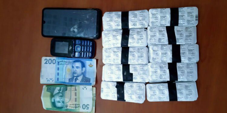 شرطة طنجة تعتقل موزع مخدرات بحوزته 1200 حبة قرقوبي