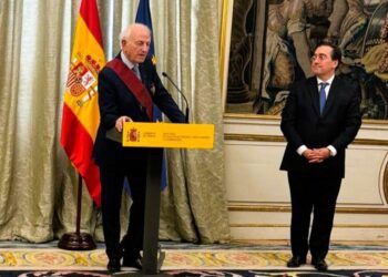 أندريه أزولاي يتقلد وسام