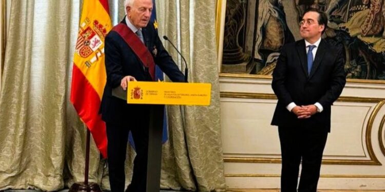 أندريه أزولاي يتقلد وسام