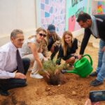 أمانديس توزع محافظ على التلاميذ وتغرس الأشجار بالمدارس