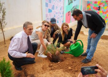 أمانديس توزع محافظ على التلاميذ وتغرس الأشجار بالمدارس