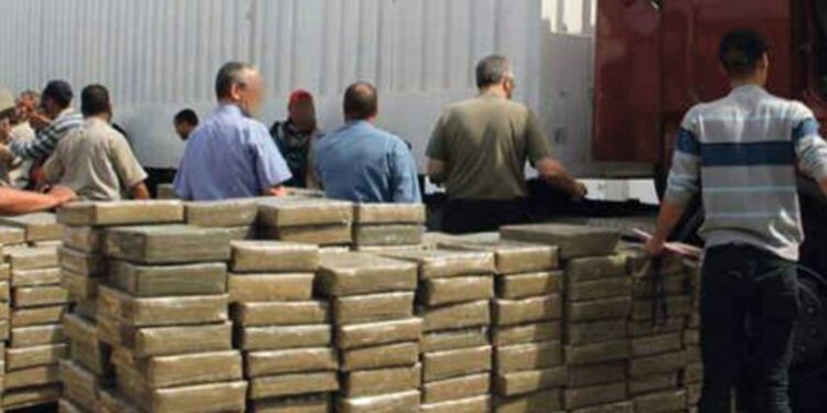 إحباط شاحنة نقل دولي محملة بالحشيش في الميناء المتوسطي