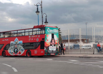 طنجة.. مطعم كاستيو يدعو ركاب الحافلة السياحية إلى استكشافه