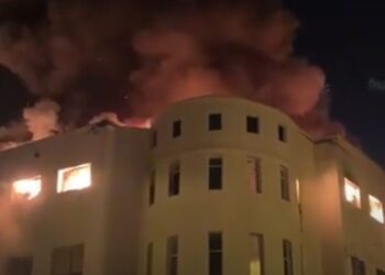 النيران تلتهم مصنع خياطة بطنجة ورجال الإطفاء يعانون للسيطرة عليها