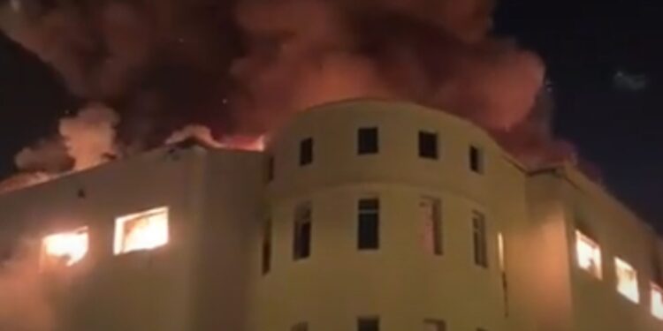 النيران تلتهم مصنع خياطة بطنجة ورجال الإطفاء يعانون للسيطرة عليها