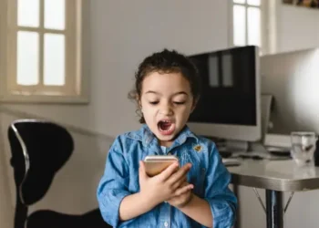 منع فيسبوك وتيكتوك على القاصرين