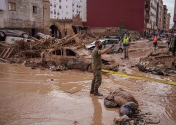 فيضانات إسبانيا.. تسجيل 217 وفاة والبحث عن 2000 من المفقودين