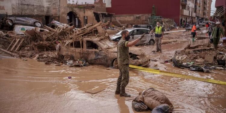 فيضانات إسبانيا.. تسجيل 217 وفاة والبحث عن 2000 من المفقودين