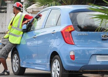 والي طنجة يجمد إصدار رخص حراسة السيارات في شوارع المدينة