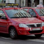 سائقو طاكسيات يحاصرون سيارة تطبيق يانغو كان على متنها ديبلوماسي وزوجته