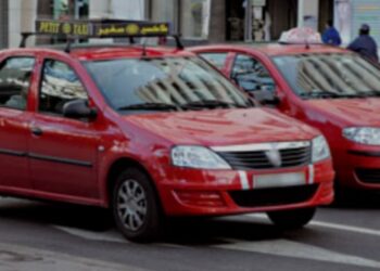 سائقو طاكسيات يحاصرون سيارة تطبيق يانغو كان على متنها ديبلوماسي وزوجته