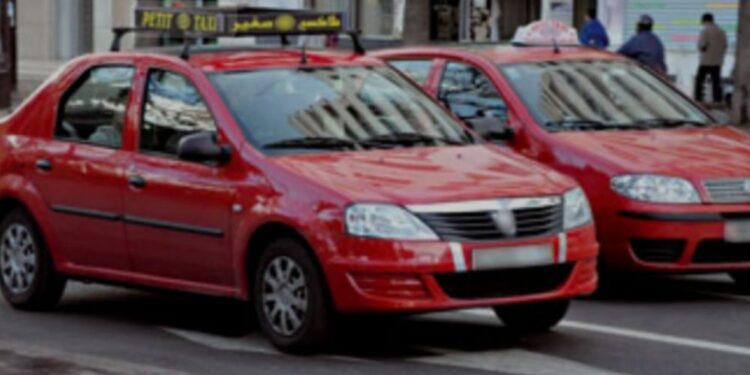 سائقو طاكسيات يحاصرون سيارة تطبيق يانغو كان على متنها ديبلوماسي وزوجته