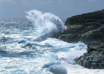 تحذير صادم من وزارة التجهير والماء أمواج عاتية مرتقبة بطنجة و كاب سبارطيل