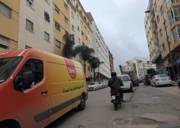 طريق المجاهدين في طنجة يتعرض لأضرار بالغة وسط مناشدات للمسؤولين بالتدخل