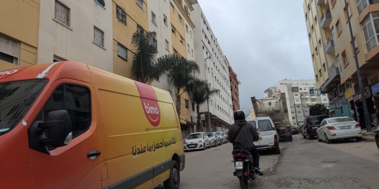طريق المجاهدين في طنجة يتعرض لأضرار بالغة وسط مناشدات للمسؤولين بالتدخل