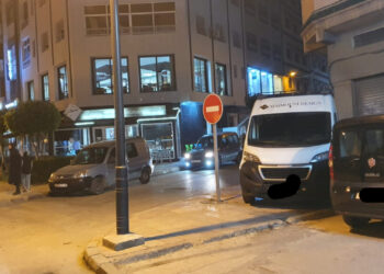 سلطات طنجة تُراجع قرار سمية العشيري و تعيد علامة منع المرور إلى مكانها