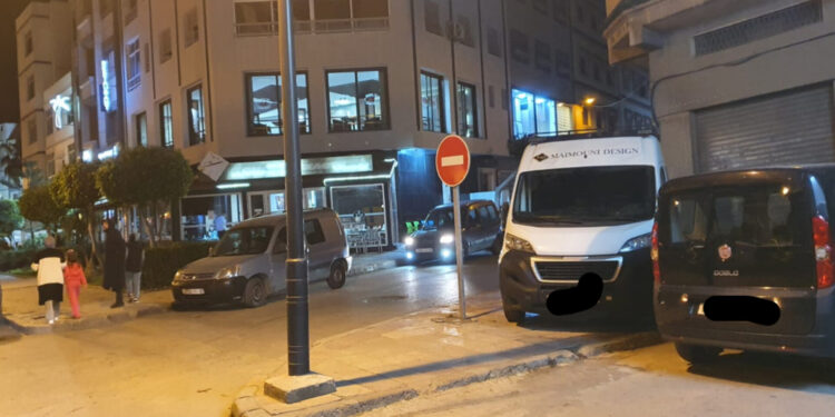 سلطات طنجة تُراجع قرار سمية العشيري و تعيد علامة منع المرور إلى مكانها