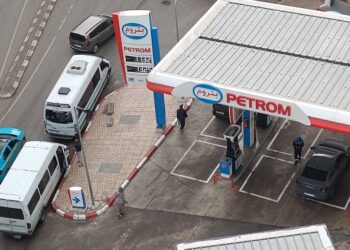 أسواق النفط تسجل فائضا في العرض وارتفاع الأسعار متواصلة بمحطات الوقود في المغرب