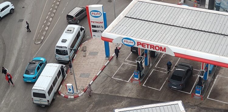 أسواق النفط تسجل فائضا في العرض وارتفاع الأسعار متواصلة بمحطات الوقود في المغرب