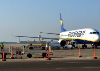 بطئ عمليات ختم الجوازات في مطار طنجة يفوت على المسافرين رحلاتهم