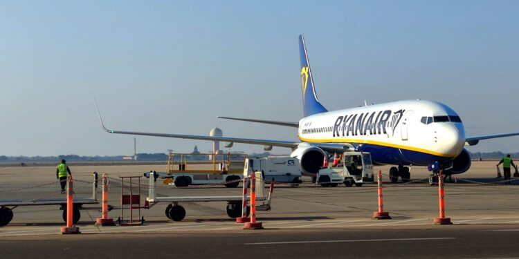 بطئ عمليات ختم الجوازات في مطار طنجة يفوت على المسافرين رحلاتهم