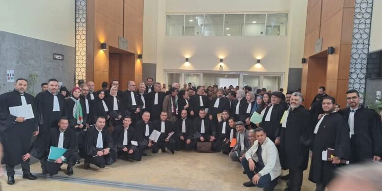 عشرات المحامين في مؤازرة الناشط السياسي رضوان القسيسط