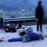 مصرع سائق دراجة نارية وآخر في حالة خطر