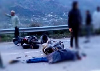 مصرع سائق دراجة نارية وآخر في حالة خطر