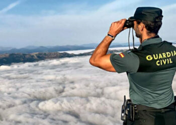 ضباط الحرس المدني الاسباني يتواجدون في شاطئ جماعة اكزناية