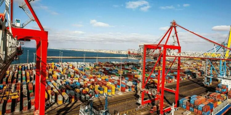 ارتفاع العجز التجاري بالمغرب إلى 306,47 مليار درهم في 2024: زيادة في الواردات والصادرات