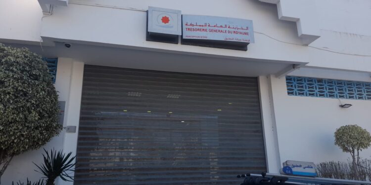 مهني في قطاع الصيد البحري يشتكي تعامل “غير لائق” لرئيس الخزينة العامة بالمضيق