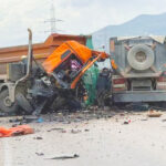 حادث سير مروع يودي بحياة سائقين الشاحنات الكبيرة