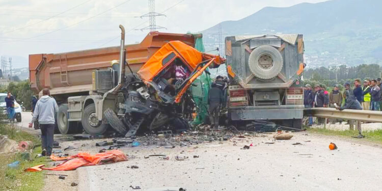حادث سير مروع يودي بحياة سائقين الشاحنات الكبيرة