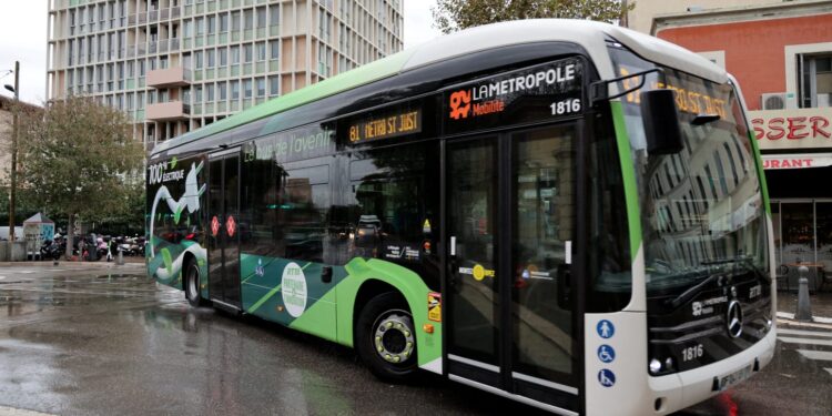 طنجة تستعد لإلغاء التذاكر الورقية في الحافلات الذكية الجديدة