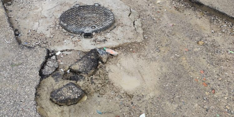 سكان سيدي بوحاجة بطنجة يشتكون تضرر الطريق بسبب إصلاحات قنوات الصرف