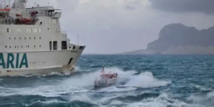 اضطرابات في حركة الملاحة البحرية بميناء طنجة إثر الأحوال الجوية