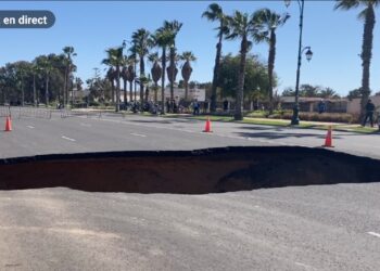 أكادير تستفيق على حفرة كبيرة في شارع محمد الخامس المؤدي إلى إنزكان