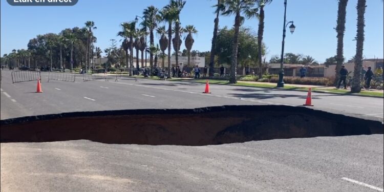 أكادير تستفيق على حفرة كبيرة في شارع محمد الخامس المؤدي إلى إنزكان