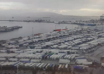 تعثر عبور الشاحنات في ميناء الجزيرة الخضراء إلى طنجة المتوسط