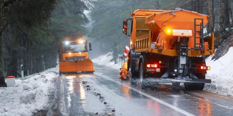 تواصل عمليات إزاحة الثلوج وإعادة فتح المحاور الطرقية بجهة طنجة تطوان الحسيمة